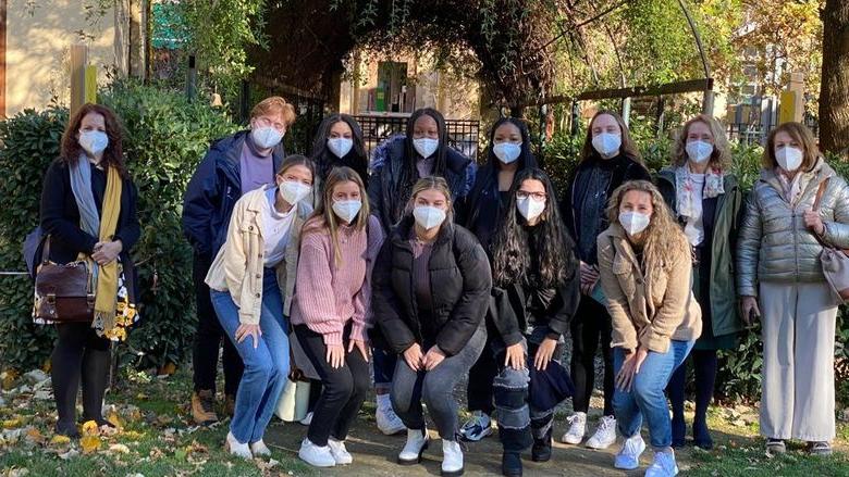 Penn State students and faculty pose as a group in Florence, 意大利